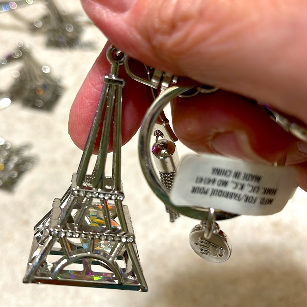 BNWT HALLMARK SILVER TONE & CRYSTAL EIFFEL TOWER PARIS KEYCHAIN 4 pcs Available - Picture 5 of 9